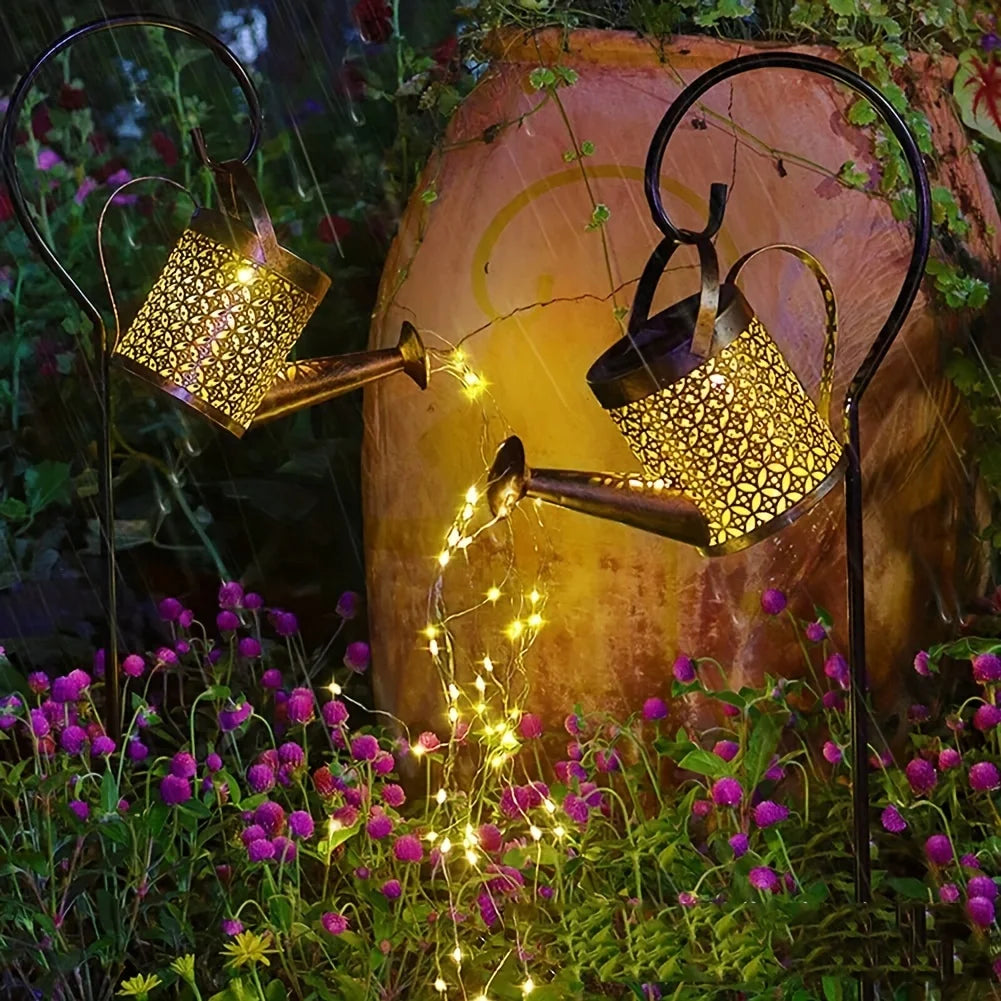 Lanterna Solare Retrò ad Annaffiatoio – L’effetto luminoso decorativo che rende magico ogni giardino