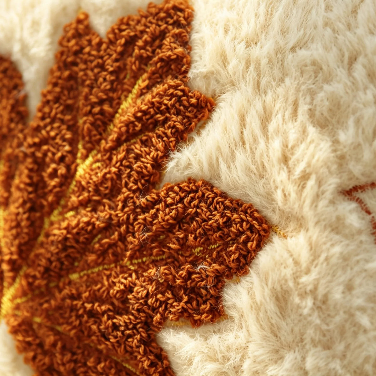 Copricuscino in peluche beige con zucca ricamata