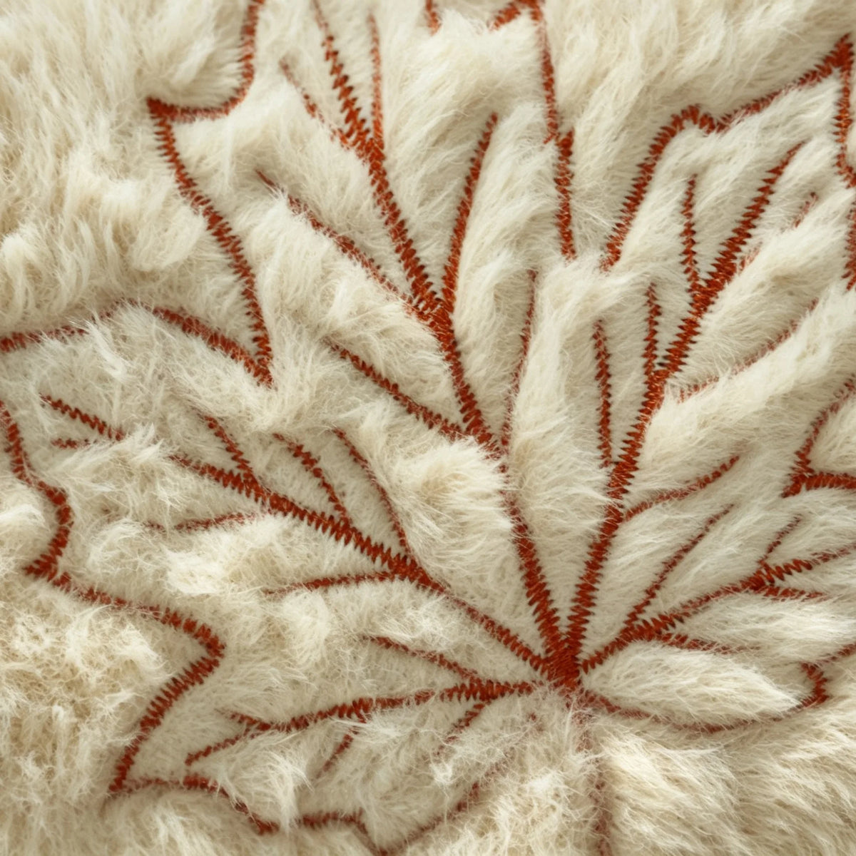 Copricuscino in peluche beige con zucca ricamata