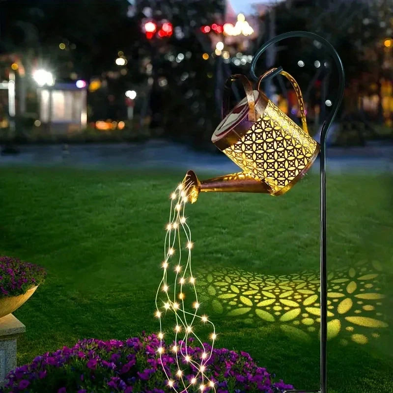 Lanterna Solare Retrò ad Annaffiatoio – L’effetto luminoso decorativo che rende magico ogni giardino